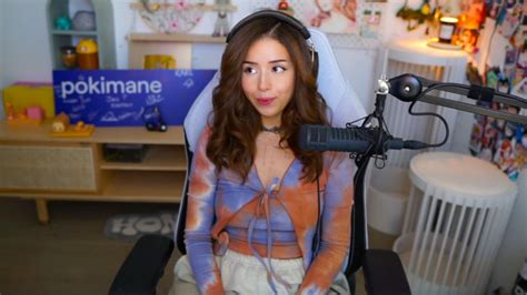 pokimane nipslip|Pokimane Suffers Wardrobe Malfunction On Stream, But Keeps。